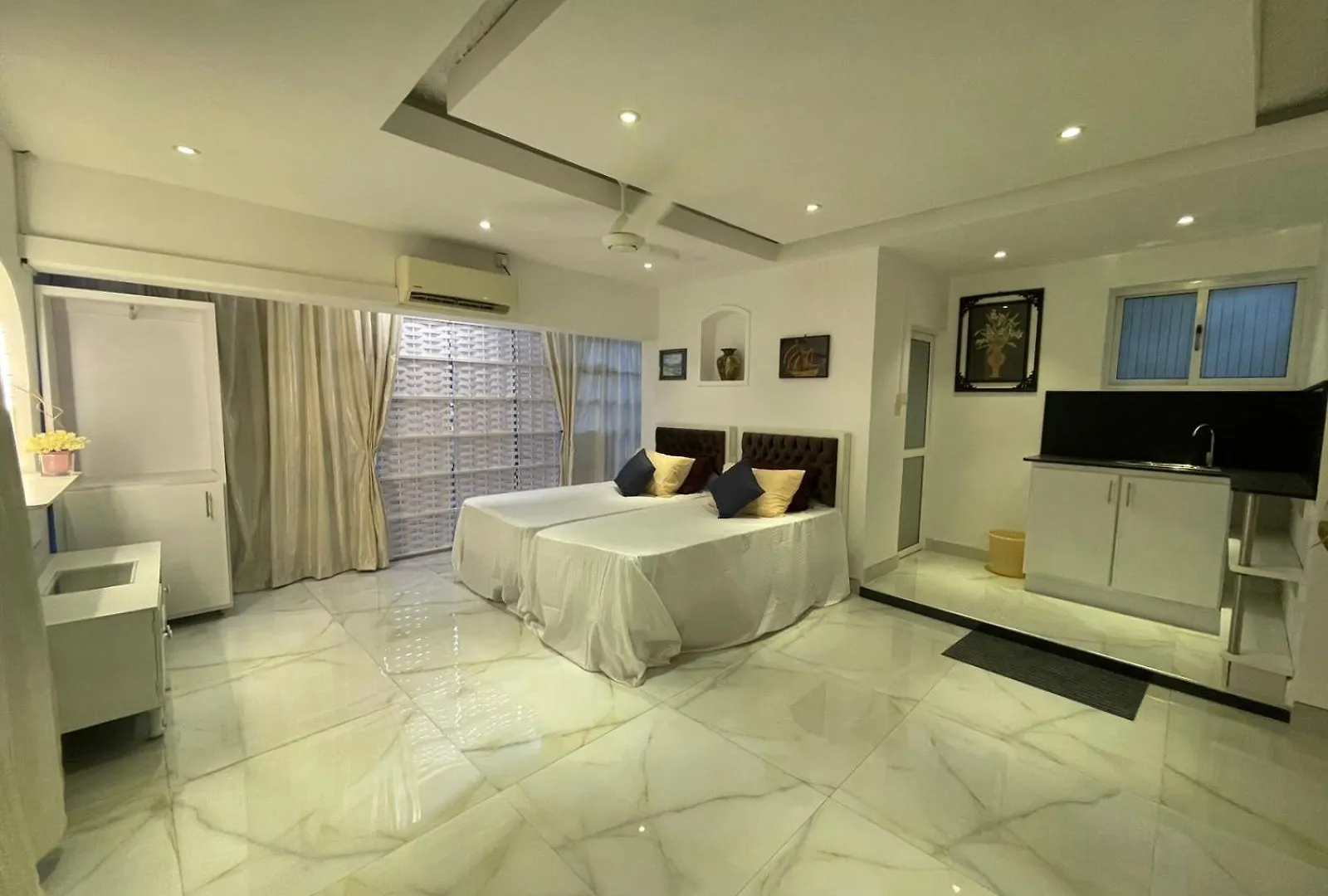 Room Near Airport In Negombo Beach ホテル